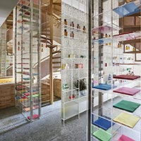 Proyecto de interiorismo de farmacia con pavimento porcelánico de gran formato